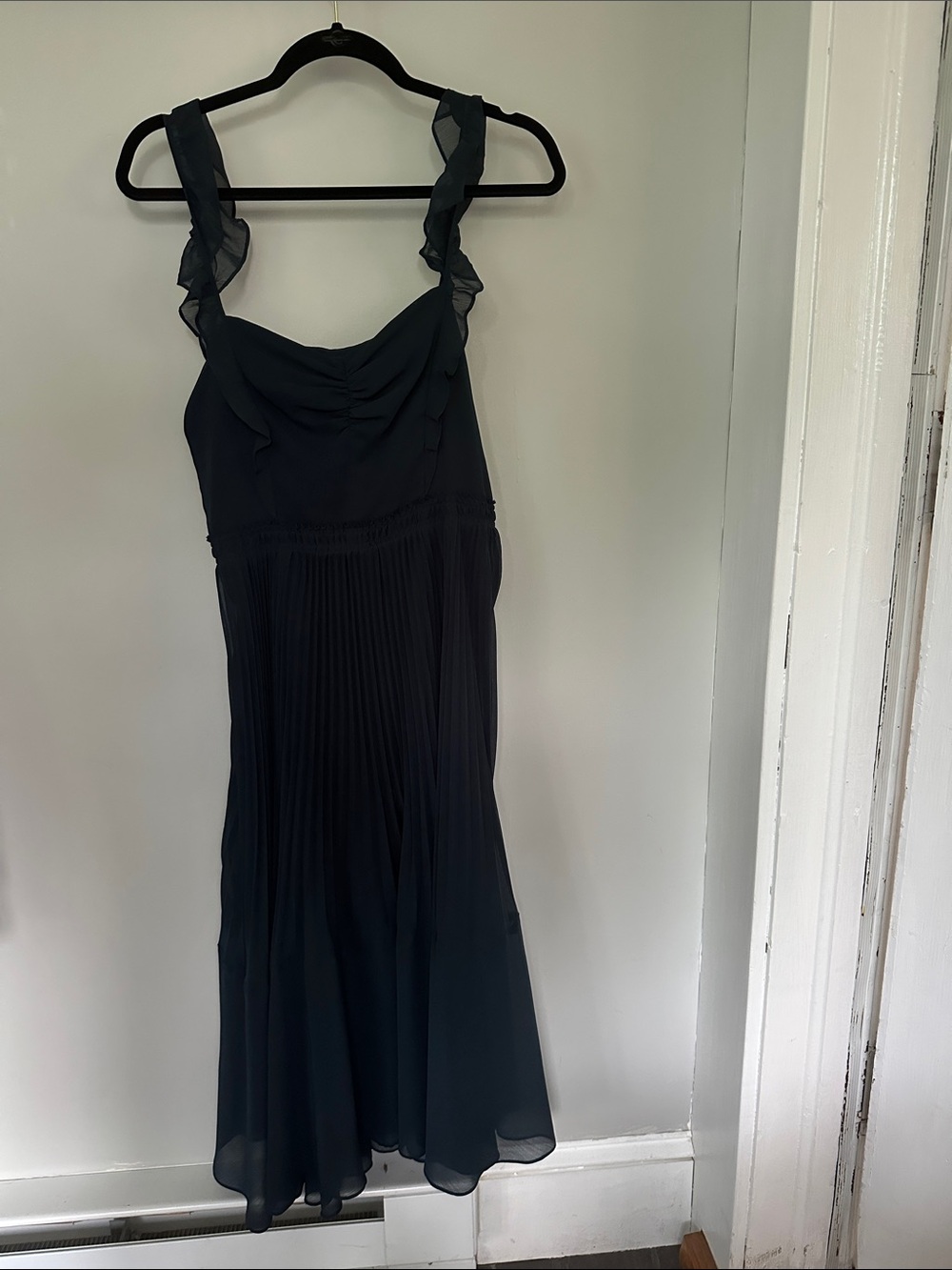 Club Monaco Black Ruffled-Strap Pleated Midi Dress size 4